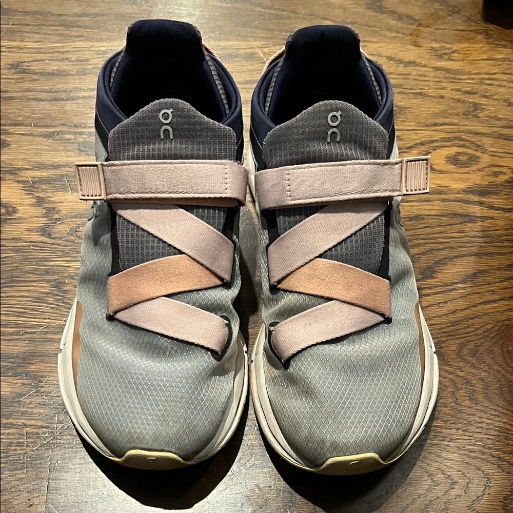 On Cloudnova Wrap - Gray and Pink - Picture 3 of 6